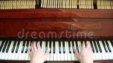 弹钢琴。 弹钢琴的人